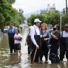 Supervisa alcalde calles afectadas por desfogue de la presa de Cointzio