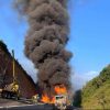 Tráiler se incendia en la autopista Siglo XXI