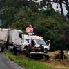 Un muerto y dos heridos tras choque de camioneta contra tráiler en Tingambato