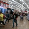 Continúan centros comerciales y supermercados con gran afluencia