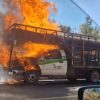 Camioneta se incendia sobre la autopista Siglo XXI; no hay heridos